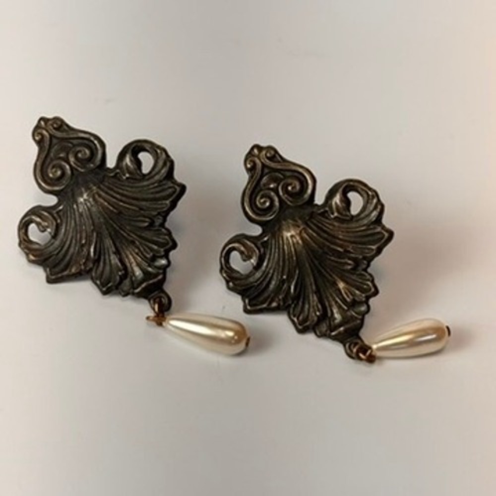 Vintage Fleur De Lis Dangle Earrings Bronze Pearl Victorian Dark Academia Boho